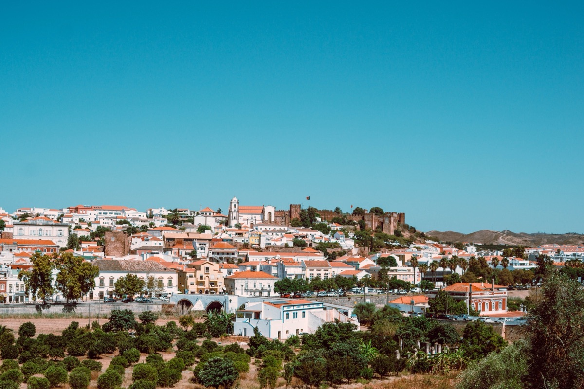 Silves vista sobre o vale, com o castelo e a sé no alto da encosta
